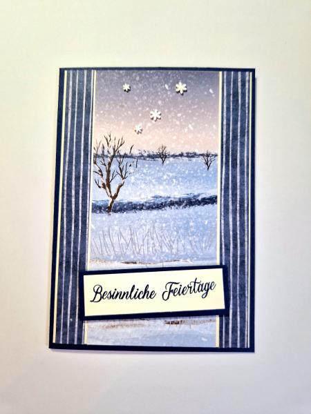 Weihnachtskarte - Winterlandschaft - Besinnliche Feiertage - Marineblau/Vanille pur